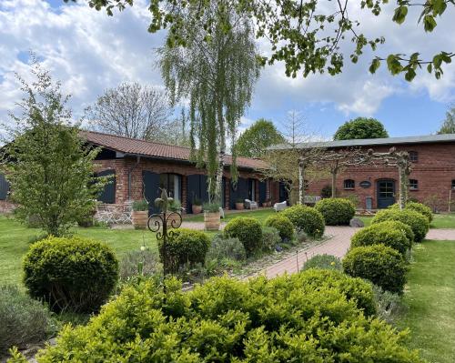a brick house with a garden in front of it at Ferienwohnung Fünf in Saal