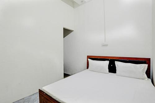 Кровать или кровати в номере SPOT ON ROYAL BLUE MOON HOTEL