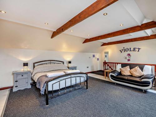 1 dormitorio con cama y sofá en 2 bed in Donna Nook 74152, en North Somercotes