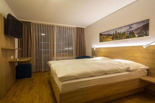 Tempat tidur dalam kamar di Matterhorn Inn
