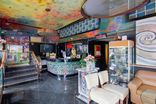 マニラにあるRemedios Hotelの天井のカラフルな理髪店