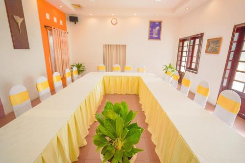 a large long table in a room with chairs at Nhà Hàng Khách Sạn Hòa Bình 2 in Long Xuyên