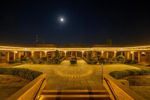 un edificio de noche con la luna en el cielo en Hotel Rawalkot Jaisalmer en Jaisalmer