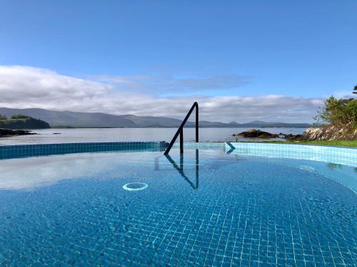 - une piscine avec vue sur une étendue d'eau dans l'établissement Parknasilla Resort & Spa, à Sneem