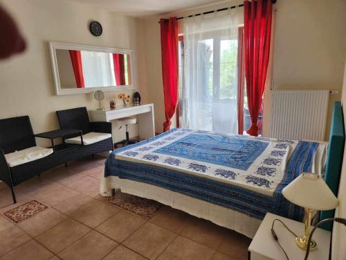 - une chambre avec un lit, une chaise et une fenêtre dans l'établissement Ferienwohnung Brenda, à Schillingsfürst