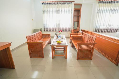 a waiting room with a table and chairs at Nhà Hàng Khách Sạn Hòa Bình 2 in Long Xuyên