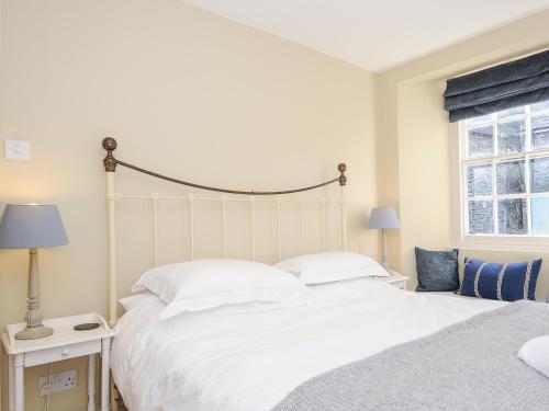 una camera da letto con due letti e una finestra di Lowen Cottage a Boscastle