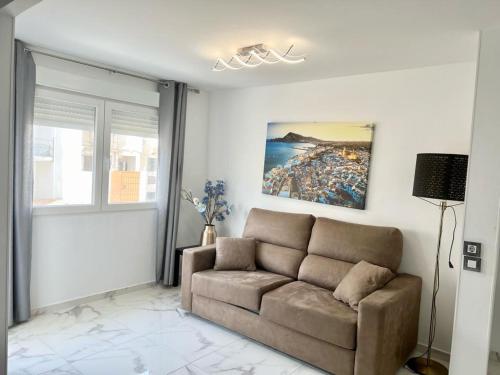 una sala de estar con sofá y una pintura en la pared en Apartamento Alteagroup Centro, en Altea