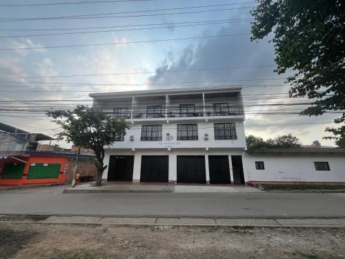 un edificio blanco con balcón en la parte superior en Hotel la casona de Wiky, en Guaduas