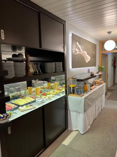 Una línea de buffet con platos de comida en exhibición en Hotel Bella Vista, en Constanza