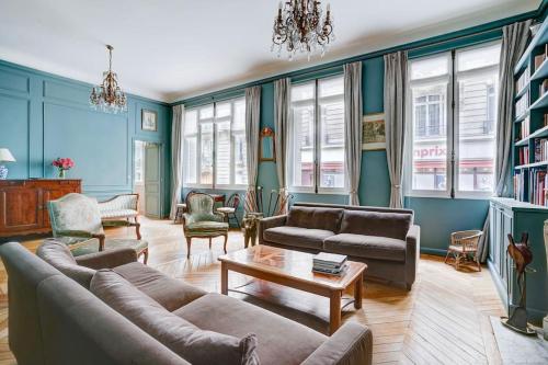 Au pied de la tour Eiffel