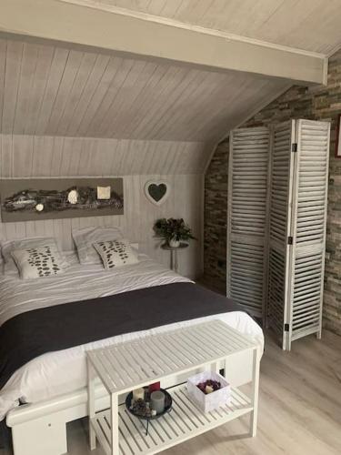 - une chambre avec un lit blanc et une table blanche dans l'établissement Villa au coeur de la vallée, à Thyez
