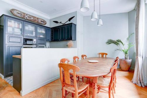 - une cuisine avec une table et des chaises en bois dans la chambre dans l'établissement Au pied de la tour Eiffel, à Paris