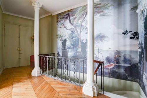un pasillo con una gran pintura en la pared en Au pied de la tour Eiffel, en París