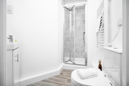Ένα μπάνιο στο 2 Bedroom Apartment - Free Private Parking - Netflix & Wifi - Top Rated - 52C