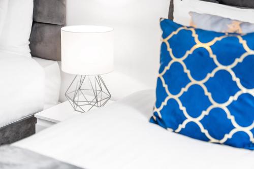 Ένα ή περισσότερα κρεβάτια σε δωμάτιο στο 2 Bedroom Apartment - Free Private Parking - Netflix & Wifi - Top Rated - 52C
