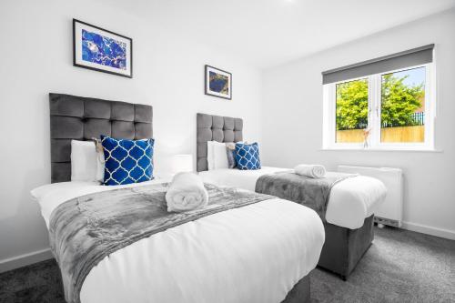 Postel nebo postele na pokoji v ubytování 2 Bedroom - Deluxe Apt with Free Private Parking - Netflix & Wifi - Top Rated - 52C