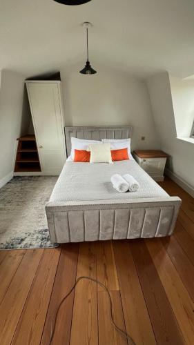 um quarto com uma cama com duas toalhas em Big & Spacious in Brick Lane em Londres