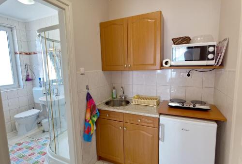 Kuchyňa alebo kuchynka v ubytovaní Enci Apartman