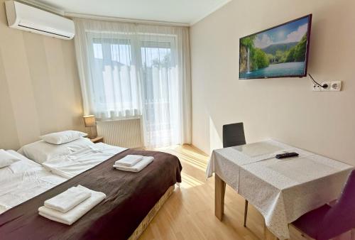 Posteľ alebo postele v izbe v ubytovaní Enci Apartman