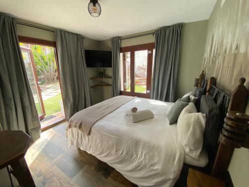 a bedroom with a large white bed with windows at B&B Premium in Premia de Dalt
