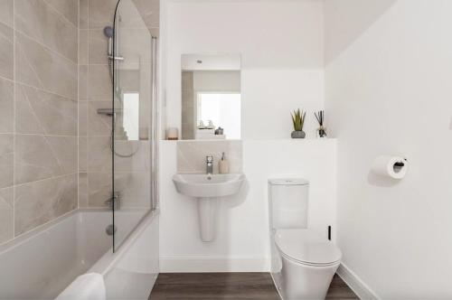 een badkamer met een toilet, een wastafel en een douche bij Luxury Modern 2 Bed Apartment in Ebbsfleet - 20mins from London in Swanscombe