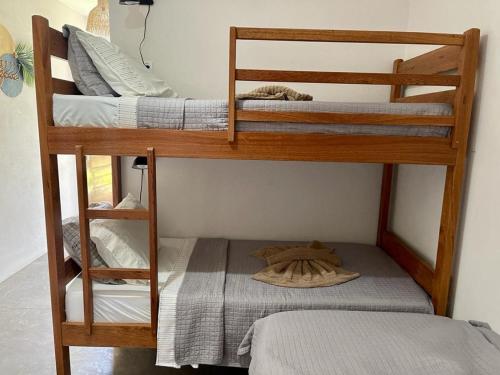 - deux lits superposés dans une chambre dans l'établissement Pousada Lanea Experience, à Atins