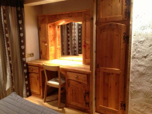 um quarto com um armário de madeira com um espelho em Chalet de 3 chambres a Les Allues a 500 m des pistes avec terrasse et wifi em Les Allues