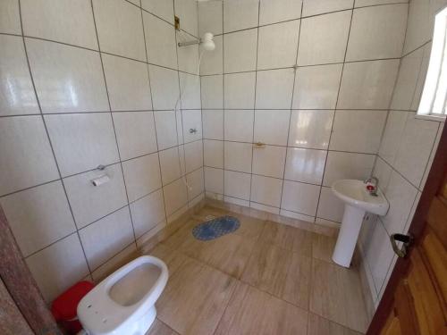 Ванна кімната в Casa em sítio à beira do Rio Piracicaba c/ piscina
