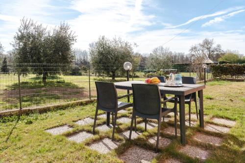 a table and chairs in a yard with a field at Arezzo Equestrian Centre-Apt W/ Private Parking! in Battifolle
