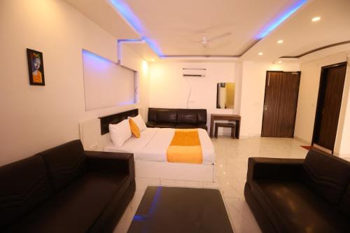 Habitación de hotel con cama y sofá en Hotel Kelvish Plaza-Near IGI Airport Terminal-3 en Nueva Delhi