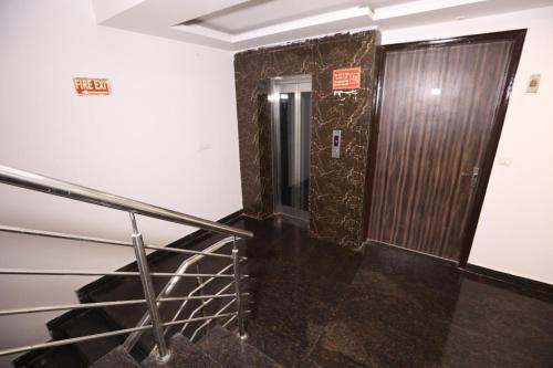 een lift in een gebouw met een trap bij Hotel Kelvish Plaza-Near IGI Airport Terminal-3 in New Delhi