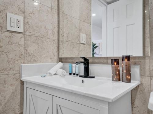 um lavatório branco na casa de banho com um espelho em Oceanfront Beach Retreat Beach Service 502 em Miami Beach