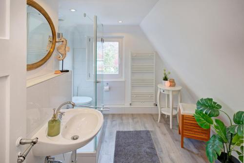 a bathroom with a sink and a mirror at Familienglück im Schwarzwaldhaus mit Schlossblick in Neuenbürg