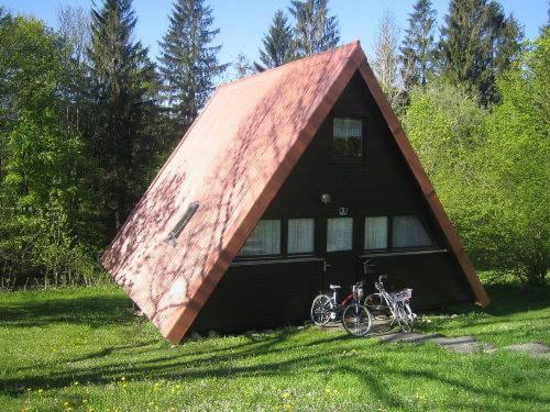 una casa con dos bicicletas estacionadas frente a ella en Ferienhaus Amrhein, en Siegsdorf