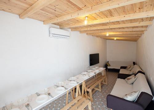 Habitación grande con una mesa larga con sillas. en La Casa de Leo - El Casar de Leo, en Alburquerque