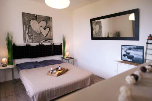 - une chambre avec un lit et un plateau avec des bougies dans l'établissement Au ChAtô Quend-plage, à Quend