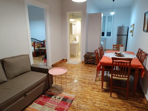 een woonkamer met een bank en een tafel bij flora's memories appartment in Kavala
