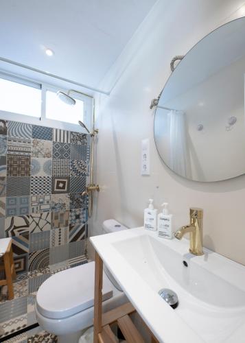 a bathroom with a sink and a toilet and a mirror at La Casa de Leo - El Casar de Leo in Alburquerque