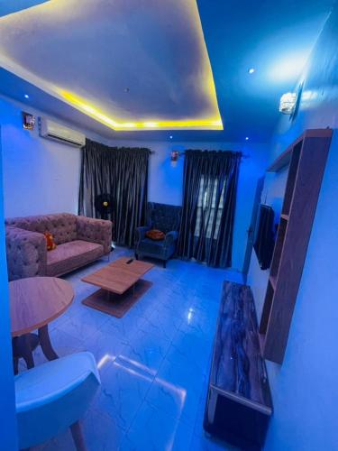 een woonkamer met een bank en een tafel bij empire homes service apartment badagry in Magbon