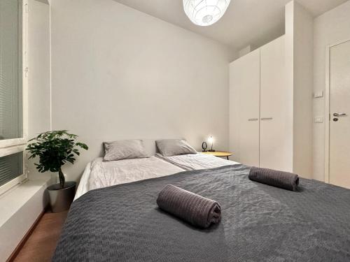 1 dormitorio con 1 cama grande con manta gris en Stay with locals at Tripla (room) en Helsinki