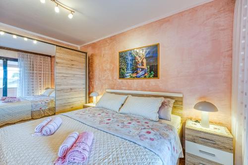 Apartment Cerin with Balcony