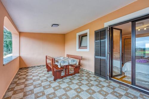 Apartment Cerin with Balcony