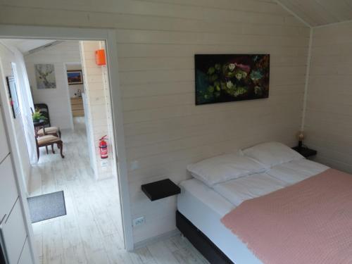 sypialnia z łóżkiem i obrazem na ścianie w obiekcie Eyjabakki 1 w mieście Reynivellir