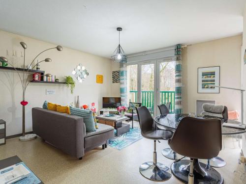 un salon avec une table et des chaises dans l'établissement Bel Apt Moderne, 1 Chambre, Balcon, Ascenseur, Parking, Proche Commerces, 10 min Plages - FR-1-3-521, à Anglet