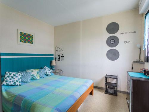 a bedroom with a bed with a blue and green comforter at Bel Apt Moderne, 1 Chambre, Balcon, Ascenseur, Parking, Proche Commerces, 10 min Plages - FR-1-3-521 in Anglet