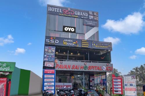 um grande edifício com muitos sinais em frente em OYO Hotel SSD Grand em Pūdimadaka