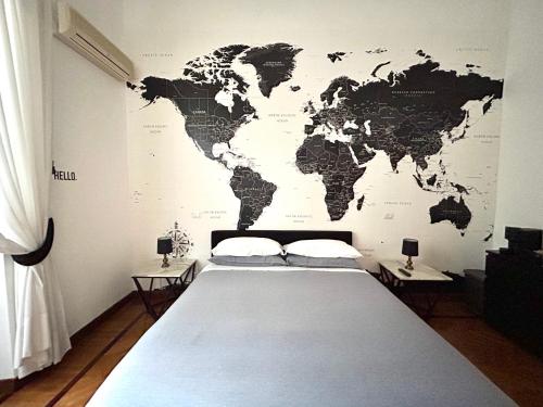 - une chambre avec une carte du monde sur le mur dans l'établissement B&B Gelsomina Apartment, à Rome