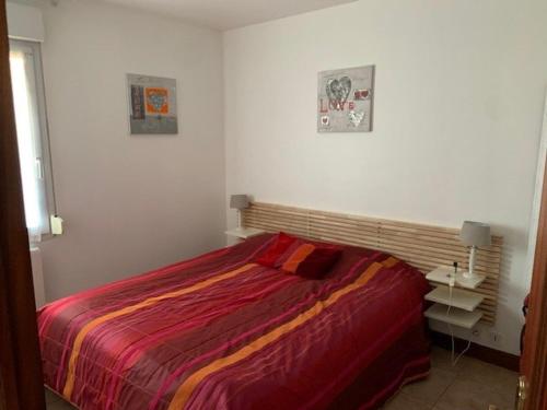 une chambre avec un lit dans une pièce blanche dans l'établissement Appartement T2 face à l'océan avec terrasse fermée - 4 pers, Vieux-Boucau-les-Bains - FR-1-379-143, à Vieux-Boucau-les-Bains