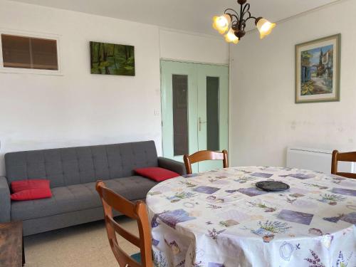 Photo de la galerie de l'établissement Appartement T2 lumineux avec loggia fermée, proche des thermes, parking, wifi - Balaruc-les-Bains - FR-1-553-184, à Balaruc-les-Bains